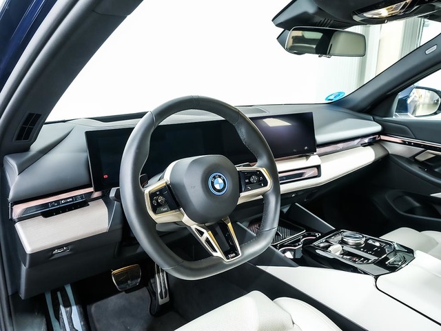 BMW i5 eDrive40 color Azul. Año 2024. 250KW(340CV). Eléctrico. En concesionario Oliva Motor Tarragona de Tarragona