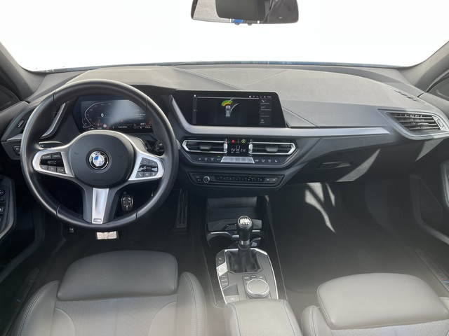 BMW Serie 1 116d color Azul. Año 2024. 85KW(116CV). Diésel. En concesionario Novomóvil Oleiros de Coruña