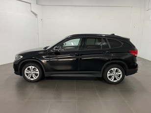 Fotos de BMW X1 sDrive18d color Negro. Año 2022. 110KW(150CV). Diésel. En concesionario Amiocar S.A. de Coruña