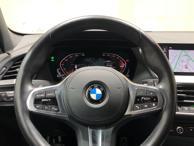 BMW Serie 1 118d color Negro. Año 2023. 110KW(150CV). Diésel. En concesionario Movilnorte El Carralero de Madrid