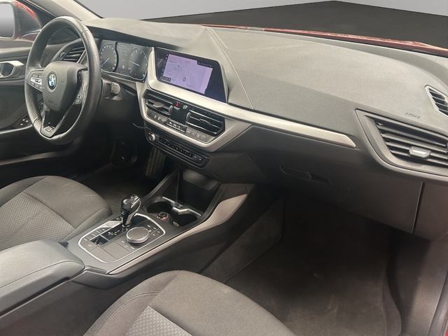 BMW Serie 1 118i color Rojo. Año 2019. 103KW(140CV). Gasolina. En concesionario GANDIA Automoviles Fersan, S.A. de Valencia
