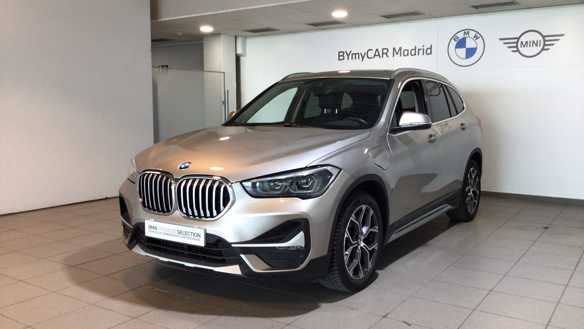 BMW X1 xDrive25e color Gris Plata. Año 2021. 162KW(220CV). Híbrido Electro/Gasolina. En concesionario BYmyCAR Madrid - Alcalá de Madrid