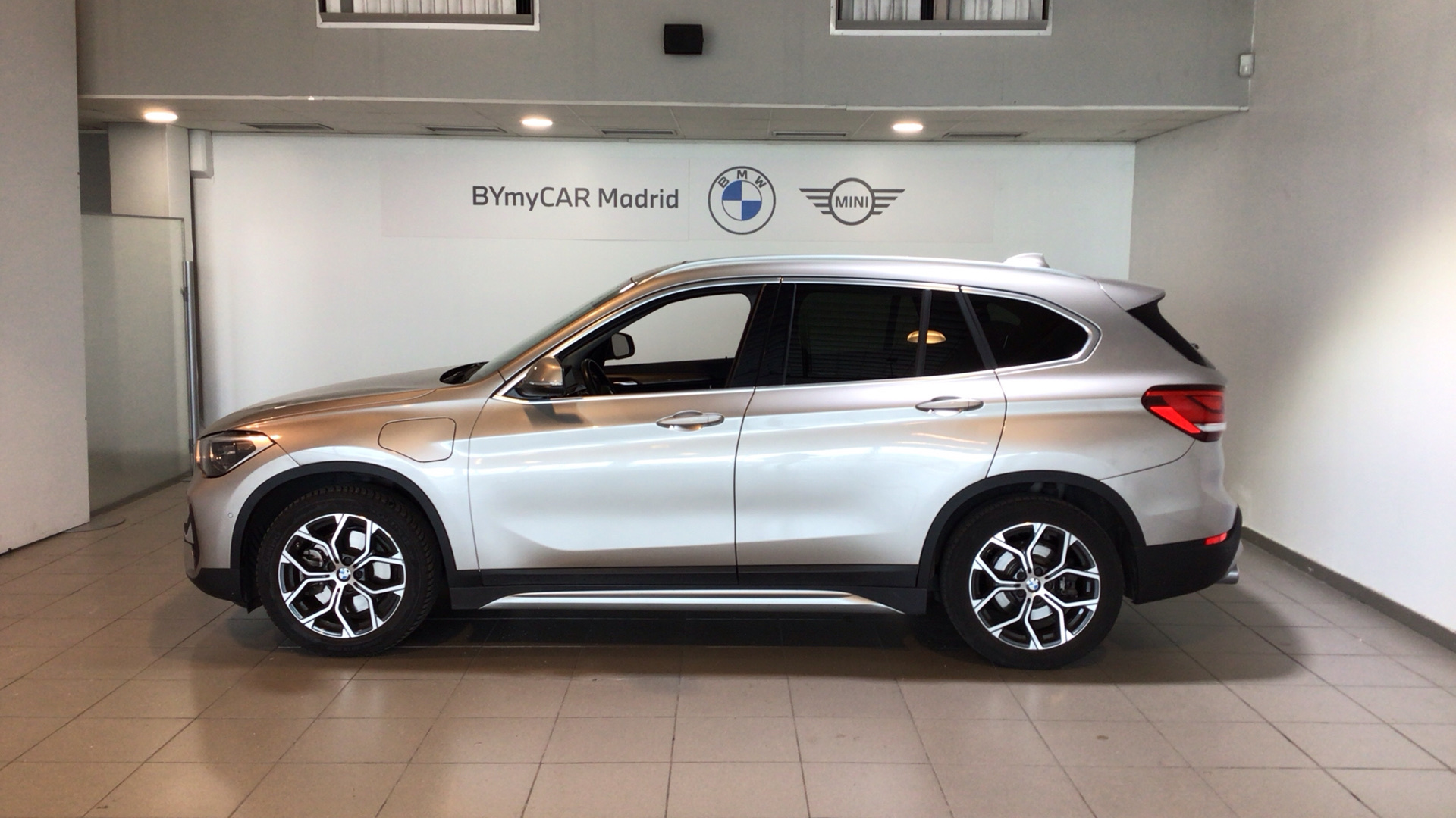 BMW X1 xDrive25e color Gris Plata. Año 2021. 162KW(220CV). Híbrido Electro/Gasolina. En concesionario BYmyCAR Madrid - Alcalá de Madrid