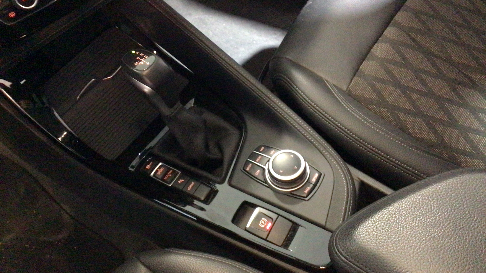 BMW X1 xDrive25e color Gris Plata. Año 2021. 162KW(220CV). Híbrido Electro/Gasolina. En concesionario BYmyCAR Madrid - Alcalá de Madrid