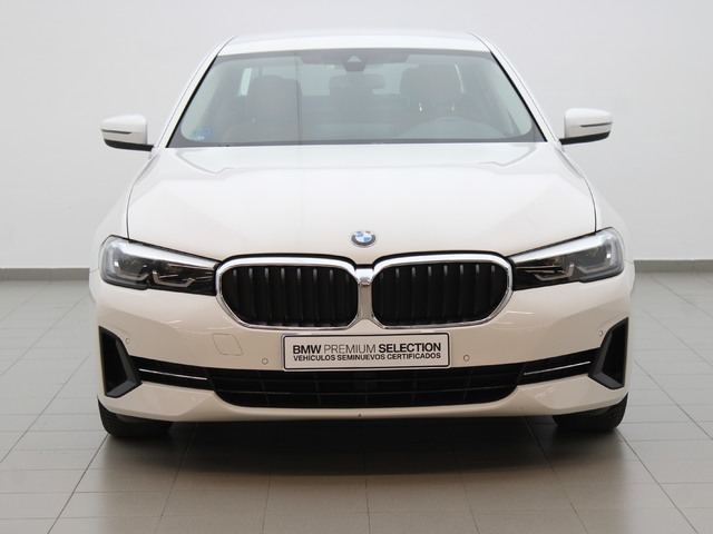 BMW Serie 5 520d color Blanco. Año 2022. 140KW(190CV). Diésel. En concesionario Augusta Aragon S.A. de Zaragoza