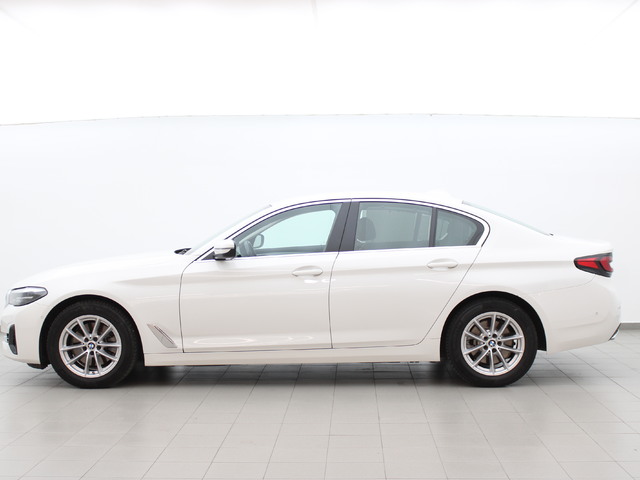 BMW Serie 5 520d color Blanco. Año 2022. 140KW(190CV). Diésel. En concesionario Augusta Aragon S.A. de Zaragoza