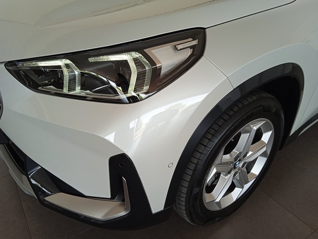 BMW X1 xDrive20d color Blanco. Año 2024. 120KW(163CV). Diésel. En concesionario ALBAMOCION CIUDAD REAL  de Ciudad Real
