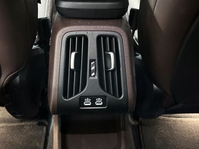 BMW iX1 eDrive20 color Negro. Año 2024. 150KW(204CV). Eléctrico. En concesionario Engasa S.A. de Valencia