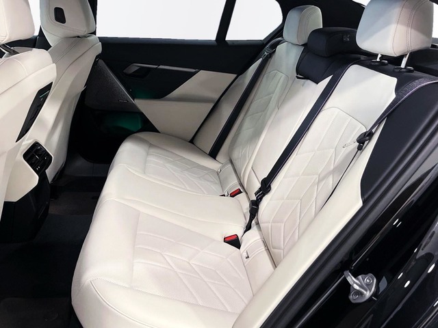 BMW i5 eDrive40 color Negro. Año 2024. 250KW(340CV). Eléctrico. En concesionario Engasa S.A. de Valencia