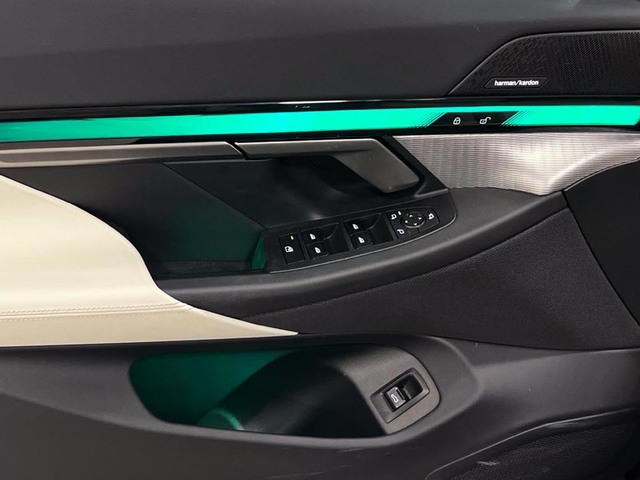 BMW i5 eDrive40 color Negro. Año 2024. 250KW(340CV). Eléctrico. En concesionario Engasa S.A. de Valencia