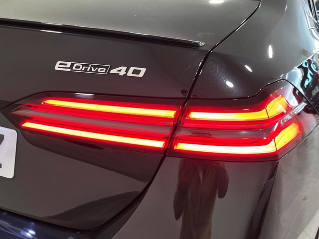 BMW i5 eDrive40 color Negro. Año 2024. 250KW(340CV). Eléctrico. En concesionario Engasa S.A. de Valencia
