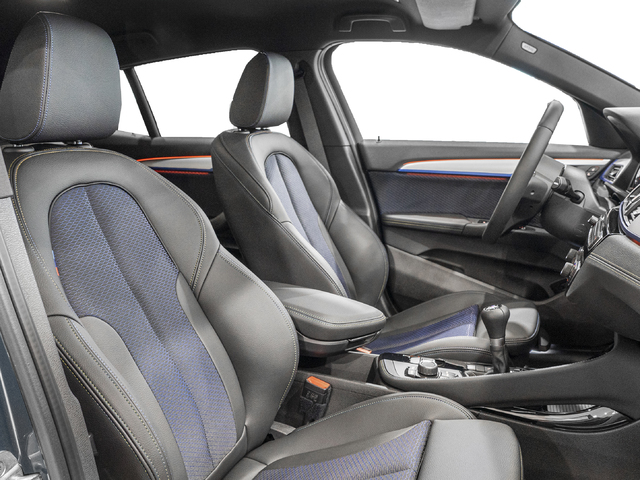BMW X2 sDrive16d color Gris. Año 2024. 85KW(116CV). Diésel. En concesionario Caetano Cuzco Raimundo Fernandez Villaverde, 45 de Madrid
