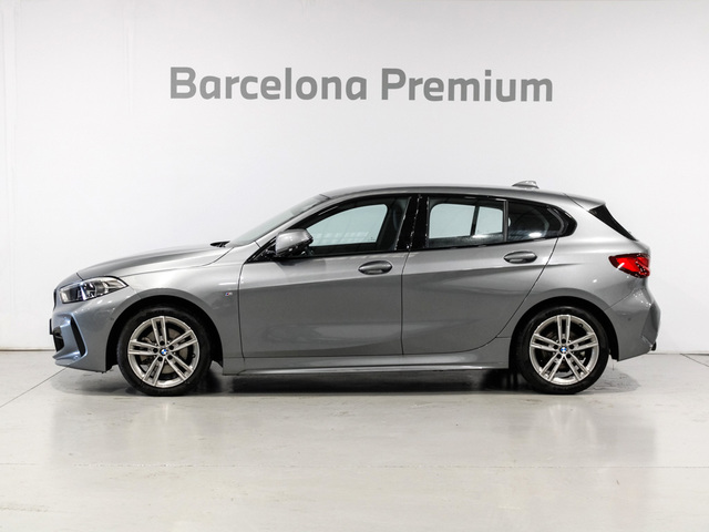 BMW Serie 1 116d color Gris. Año 2024. 85KW(116CV). Diésel. En concesionario Barcelona Premium -- GRAN VIA de Barcelona