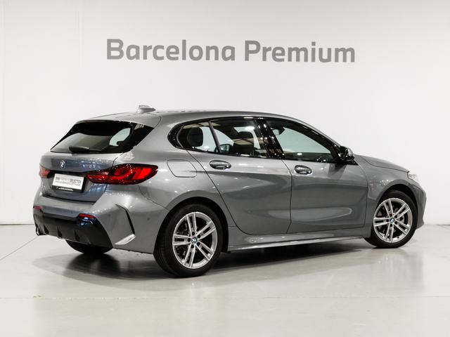 BMW Serie 1 116d color Gris. Año 2024. 85KW(116CV). Diésel. En concesionario Barcelona Premium -- GRAN VIA de Barcelona