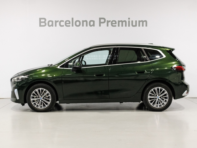 BMW Serie 2 218i Active Tourer color Verde. Año 2024. 100KW(136CV). Gasolina. En concesionario Barcelona Premium -- GRAN VIA de Barcelona