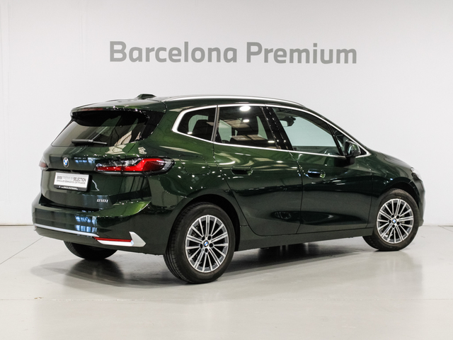 BMW Serie 2 218i Active Tourer color Verde. Año 2024. 100KW(136CV). Gasolina. En concesionario Barcelona Premium -- GRAN VIA de Barcelona