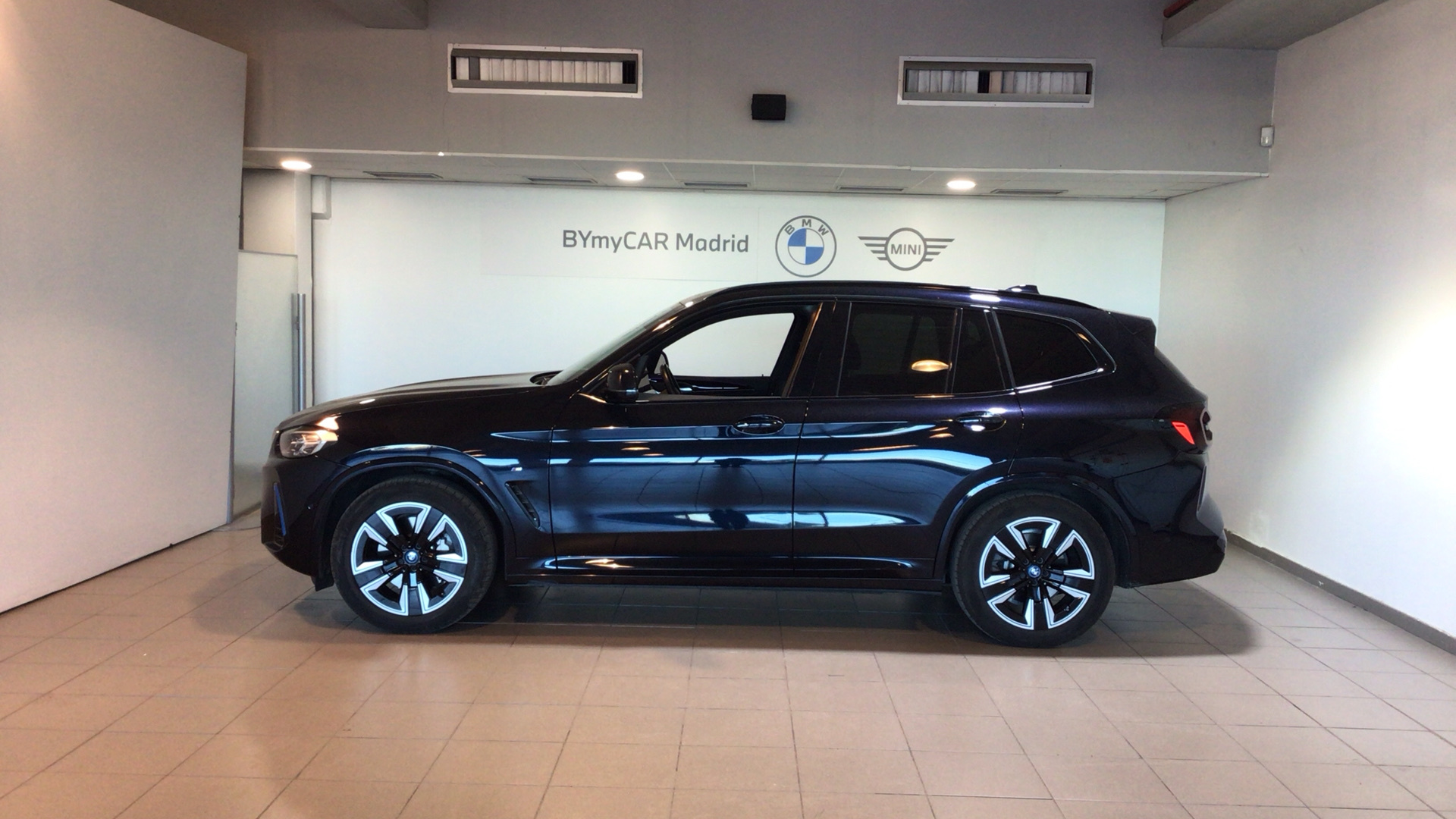 BMW iX3 M Sport color Negro. Año 2023. 210KW(286CV). Eléctrico. En concesionario BYmyCAR Madrid - Alcalá de Madrid