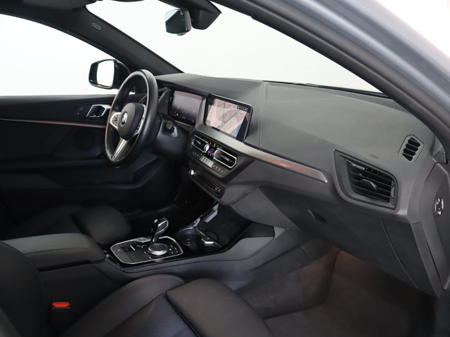 BMW Serie 1 118d color Gris. Año 2024. 110KW(150CV). Diésel. En concesionario Pruna Motor, S.L de Barcelona