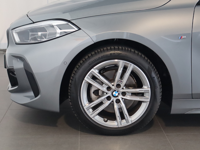 BMW Serie 1 118d color Gris. Año 2024. 110KW(150CV). Diésel. En concesionario Pruna Motor, S.L de Barcelona