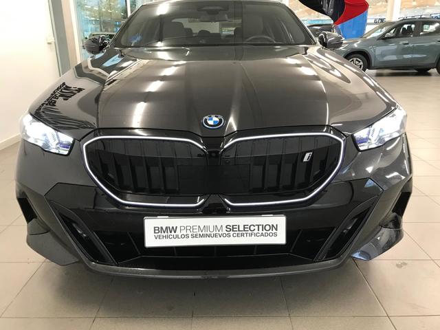 BMW i5 eDrive40 color Gris. Año 2024. 250KW(340CV). Eléctrico. En concesionario Lurauto - Gipuzkoa de Guipuzcoa