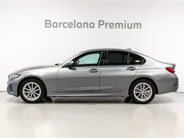 BMW Serie 3 320i color Gris. Año 2024. 135KW(184CV). Gasolina. En concesionario Barcelona Premium -- GRAN VIA de Barcelona