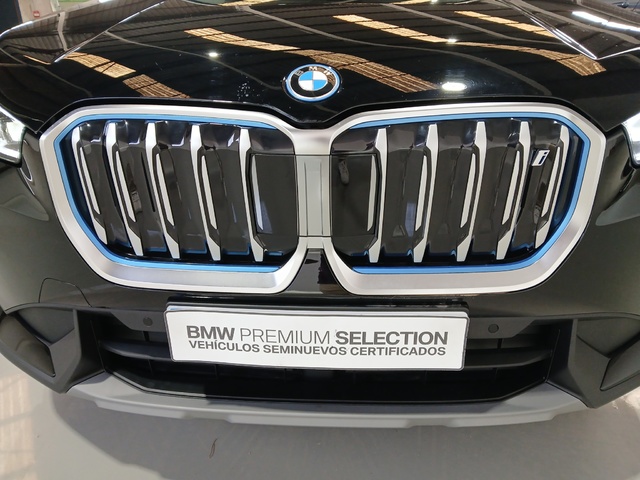 BMW iX1 xDrive30 color Negro. Año 2023. 230KW(313CV). Eléctrico. En concesionario GANDIA Automoviles Fersan, S.A. de Valencia