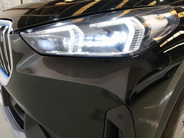 BMW iX1 xDrive30 color Negro. Año 2023. 230KW(313CV). Eléctrico. En concesionario GANDIA Automoviles Fersan, S.A. de Valencia