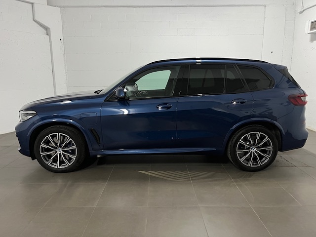 BMW X5 xDrive45e color Azul. Año 2021. 290KW(394CV). Híbrido Electro/Gasolina. En concesionario Amiocar S.A. de Coruña