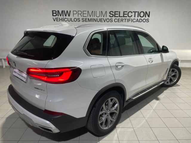 BMW X5 xDrive30d color Blanco. Año 2022. 210KW(286CV). Diésel. En concesionario Hispamovil, Orihuela de Alicante