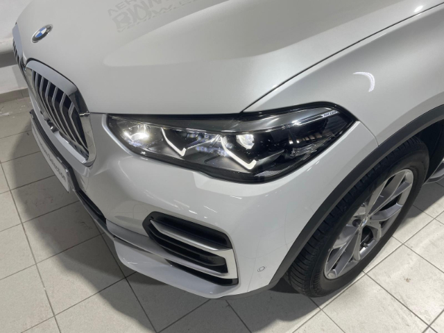 BMW X5 xDrive30d color Blanco. Año 2022. 210KW(286CV). Diésel. En concesionario Hispamovil, Orihuela de Alicante