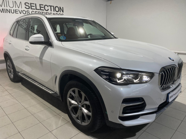 BMW X5 xDrive30d color Blanco. Año 2022. 210KW(286CV). Diésel. En concesionario Hispamovil, Orihuela de Alicante