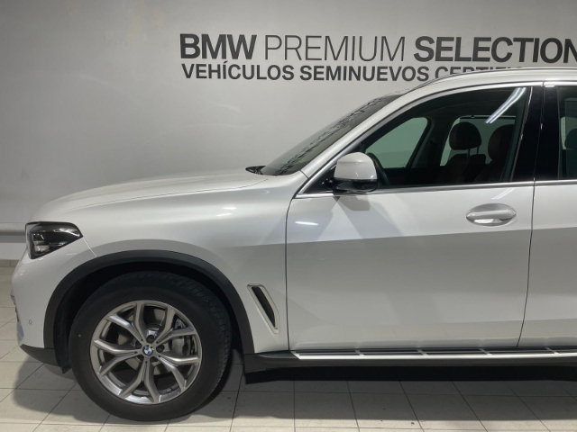 BMW X5 xDrive30d color Blanco. Año 2022. 210KW(286CV). Diésel. En concesionario Hispamovil, Orihuela de Alicante