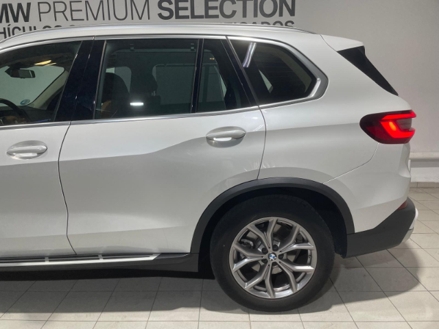 BMW X5 xDrive30d color Blanco. Año 2022. 210KW(286CV). Diésel. En concesionario Hispamovil, Orihuela de Alicante