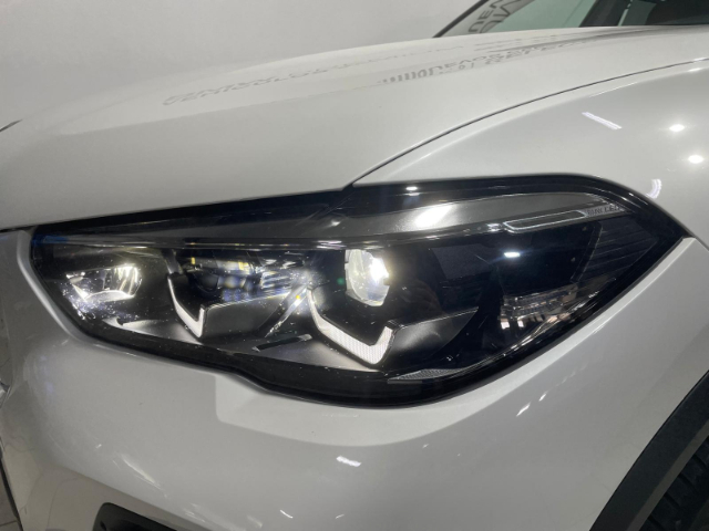BMW X5 xDrive30d color Blanco. Año 2022. 210KW(286CV). Diésel. En concesionario Hispamovil, Orihuela de Alicante
