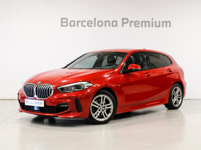 BMW Serie 1 118i color Rojo. Año 2021. 103KW(140CV). Gasolina. En concesionario Barcelona Premium -- GRAN VIA de Barcelona