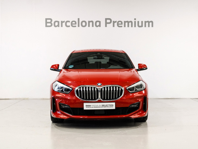 BMW Serie 1 118i color Rojo. Año 2021. 103KW(140CV). Gasolina. En concesionario Barcelona Premium -- GRAN VIA de Barcelona