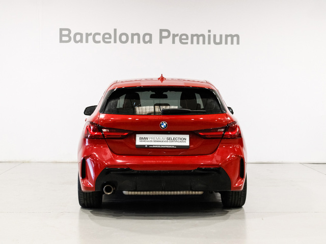 BMW Serie 1 118i color Rojo. Año 2021. 103KW(140CV). Gasolina. En concesionario Barcelona Premium -- GRAN VIA de Barcelona