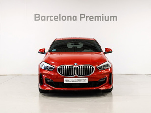 Fotos de BMW Serie 1 118i color Rojo. Año 2021. 103KW(140CV). Gasolina. En concesionario Barcelona Premium -- GRAN VIA de Barcelona