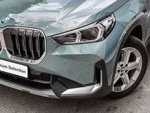 BMW X1 sDrive18d color Verde. Año 2024. 110KW(150CV). Diésel. En concesionario Caetano Cuzco Raimundo Fernandez Villaverde, 45 de Madrid