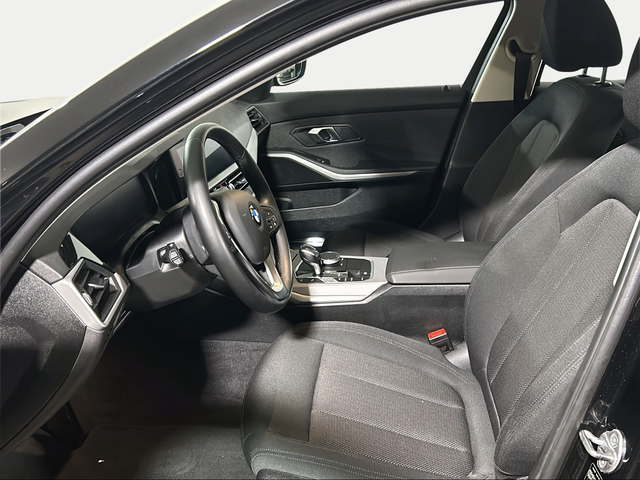 BMW Serie 3 318d color Negro. Año 2021. 110KW(150CV). Diésel. En concesionario San Pablo Motor | Su Eminencia de Sevilla
