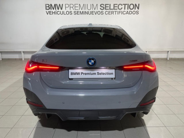 BMW i4 eDrive40 color Gris. Año 2023. 250KW(340CV). Eléctrico. En concesionario Hispamovil Elche de Alicante