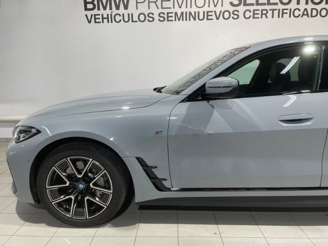 BMW i4 eDrive40 color Gris. Año 2023. 250KW(340CV). Eléctrico. En concesionario Hispamovil Elche de Alicante