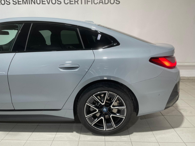 BMW i4 eDrive40 color Gris. Año 2023. 250KW(340CV). Eléctrico. En concesionario Hispamovil Elche de Alicante