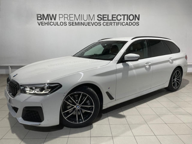 BMW Serie 5 520d Touring color Blanco. Año 2024. 140KW(190CV). Diésel. En concesionario Hispamovil Elche de Alicante