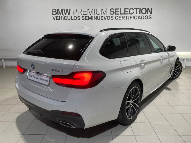 BMW Serie 5 520d Touring color Blanco. Año 2024. 140KW(190CV). Diésel. En concesionario Hispamovil Elche de Alicante