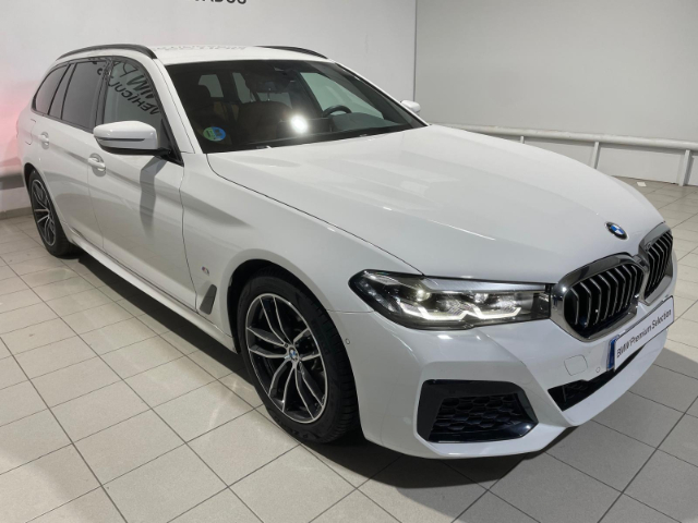 BMW Serie 5 520d Touring color Blanco. Año 2024. 140KW(190CV). Diésel. En concesionario Hispamovil Elche de Alicante