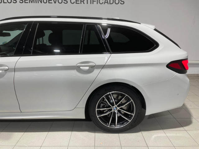 BMW Serie 5 520d Touring color Blanco. Año 2024. 140KW(190CV). Diésel. En concesionario Hispamovil Elche de Alicante