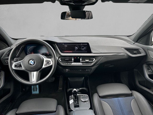 BMW Serie 1 118i color Gris. Año 2023. 103KW(140CV). Gasolina. En concesionario Enekuri Motor de Vizcaya