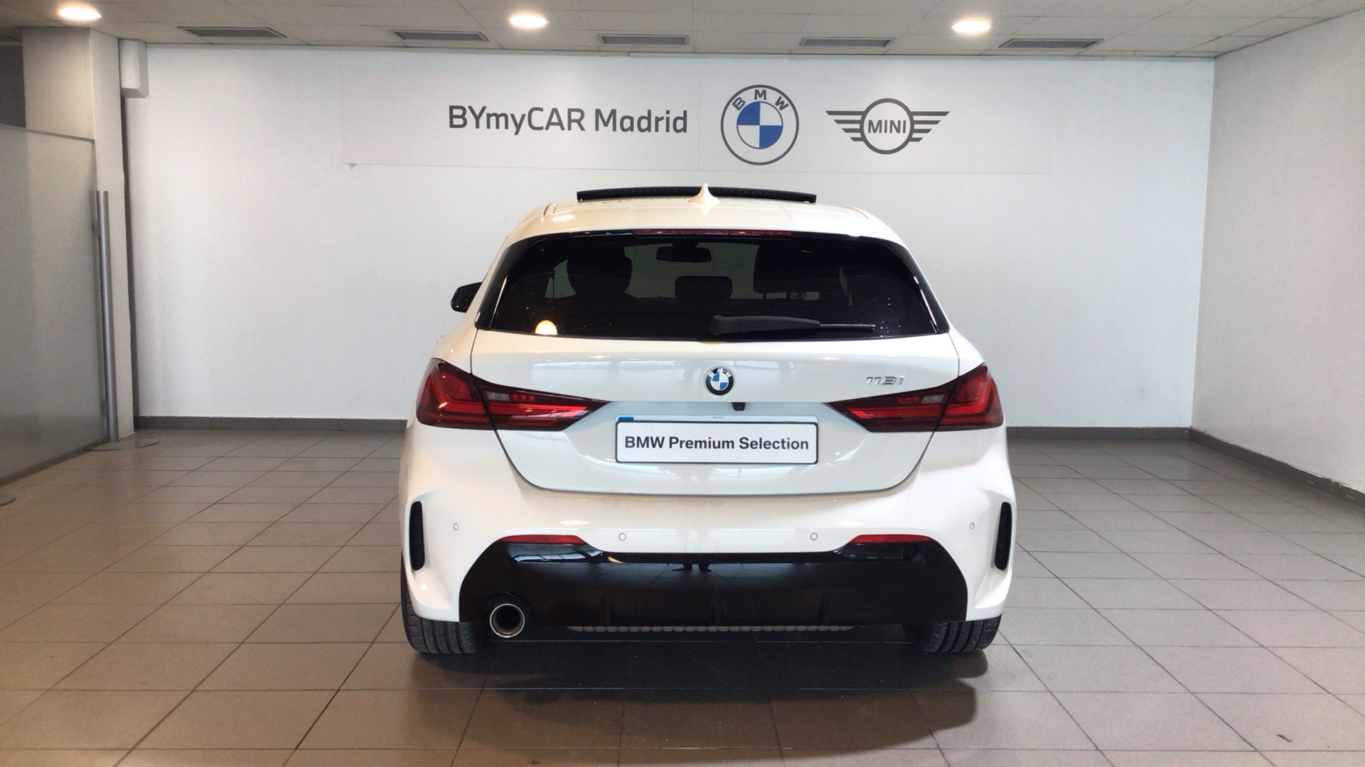 BMW Serie 1 118i color Blanco. Año 2022. 103KW(140CV). Gasolina. En concesionario BYmyCAR Madrid - Alcalá de Madrid