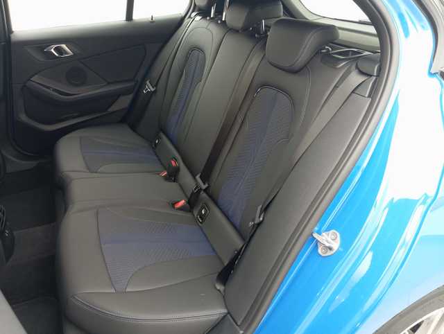 BMW Serie 1 116d color Azul. Año 2024. 85KW(116CV). Diésel. En concesionario Augusta Aragon S.A. de Zaragoza